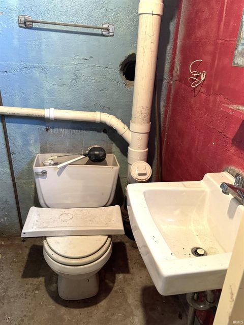 Tiny photo for 1417 W Market Street, Crawfordsville, IN 47933 (MLS # 202545491)