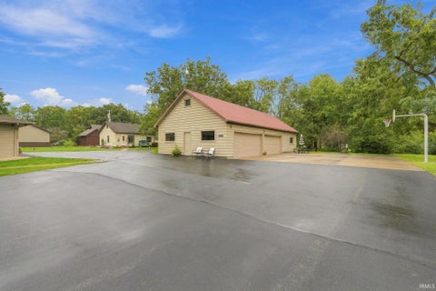 Tiny photo for 425 S Wayne Street, Bluffton, IN 46714 (MLS # 202639173)