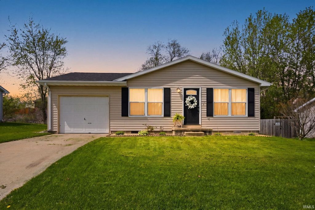 Photo of 1716 S West Point Drive, Warsaw, IN 46580 (MLS # 202614448)