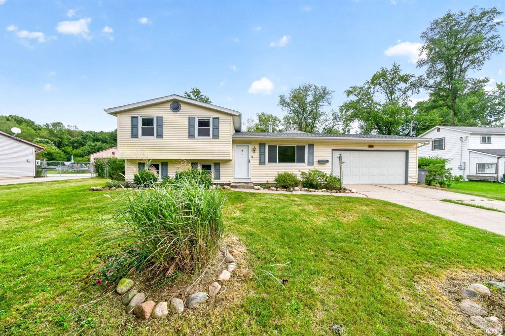 Photo of 51444 Kenilworth Road, South Bend, IN 46637 (MLS # 202636838)