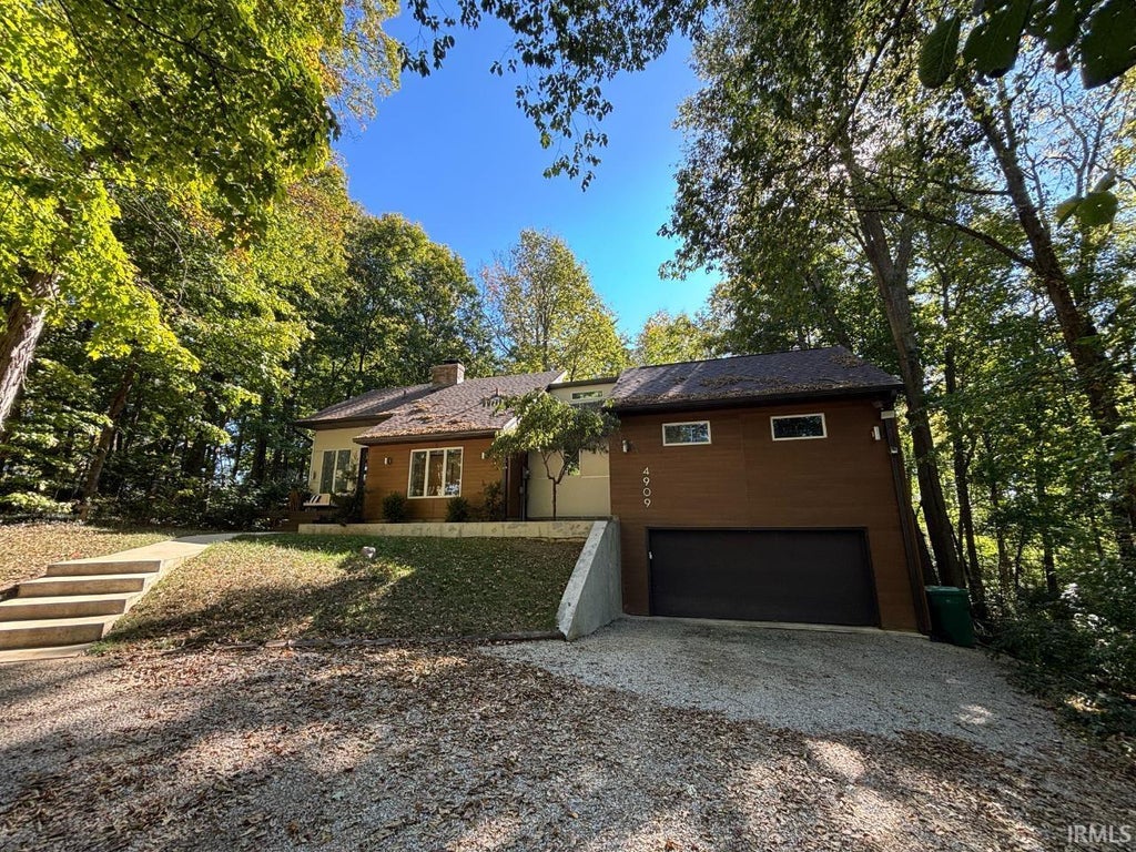 Photo of 4909 E County Road 450 N, Muncie, IN 47303 (MLS # 202643596)