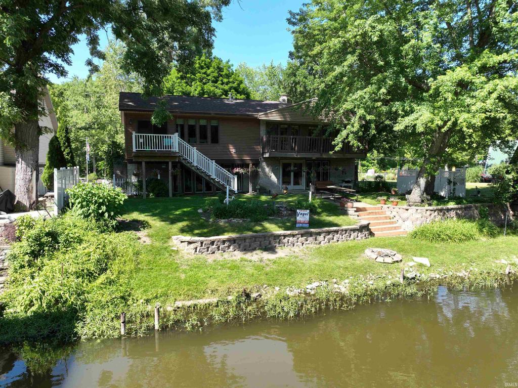 Photo of 1140 N Diamond Point Court, Monticello, IN 47960 (MLS # 202507937)