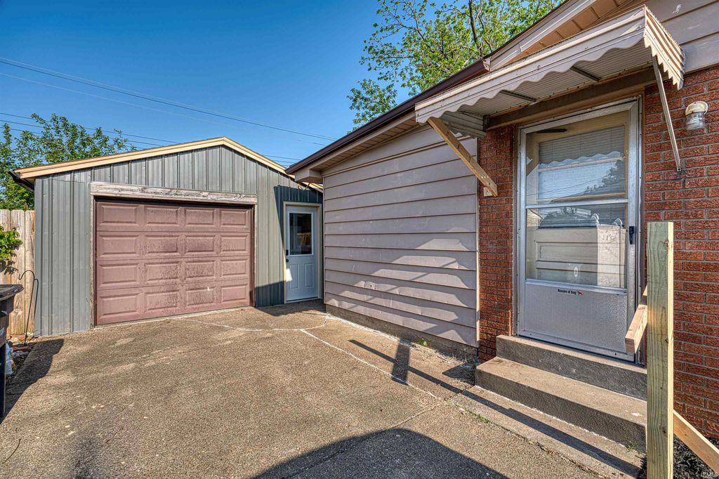 Photo of 1512 N Saint James Boulevard, Evansville, IN 47711 (MLS # 202616127)