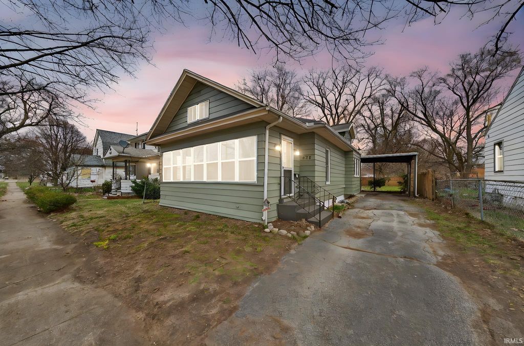 Photo of 526 S 35Th Street, South Bend, IN 46615 (MLS # 202608272)