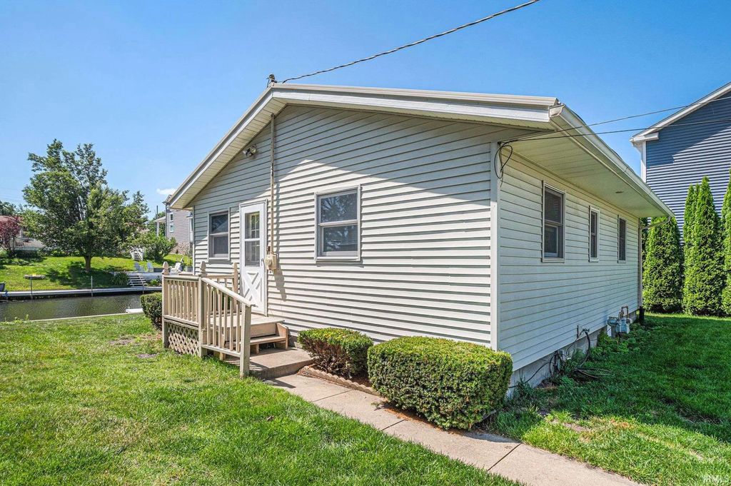 Photo of 10461 N Moore Street, Syracuse, IN 46567 (MLS # 202614300)