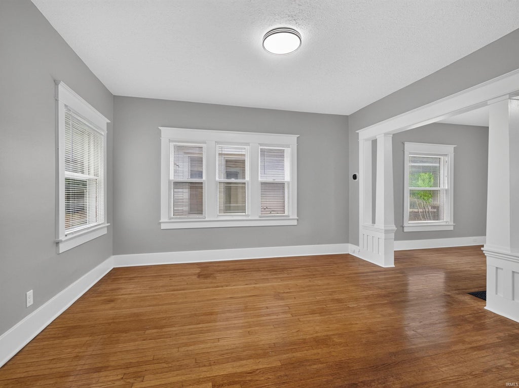 Photo of 1152 W Oakdale Drive, Fort Wayne, IN 46807 (MLS # 202625546)