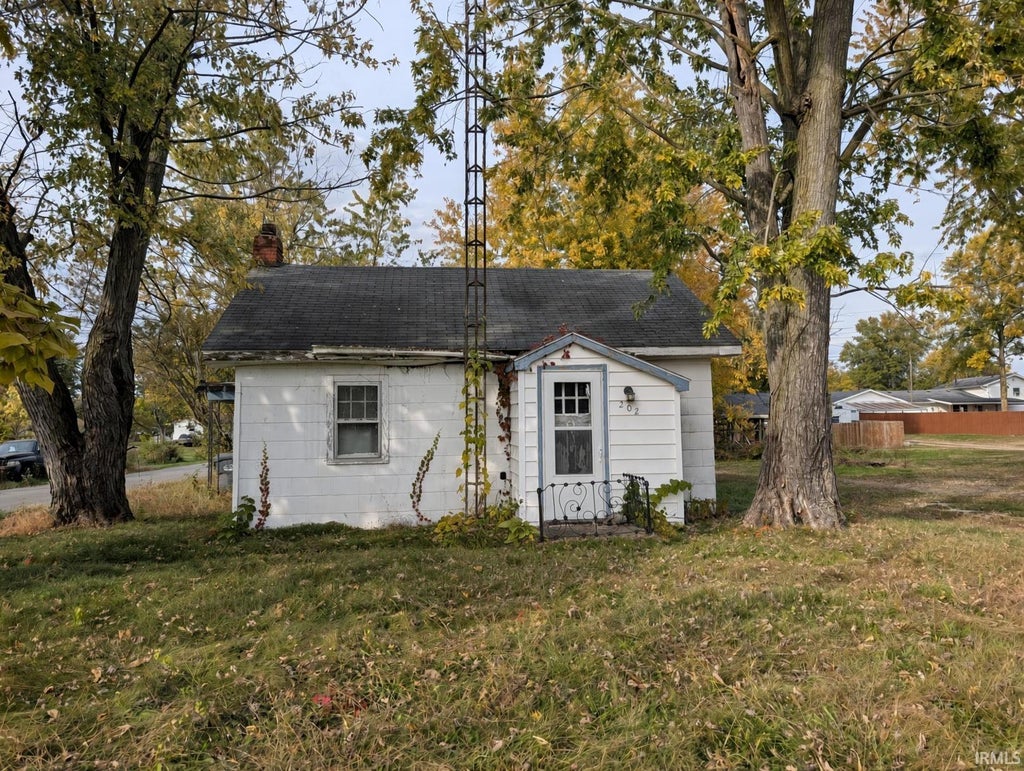 Photo of 202 E Grandview Avenue, Redkey, IN 47373 (MLS # 202644568)