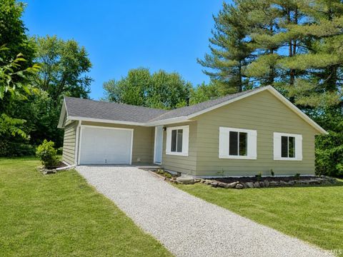 Tiny photo for 116 Middle Avenue, Bedford, IN 47421 (MLS # 202616387)