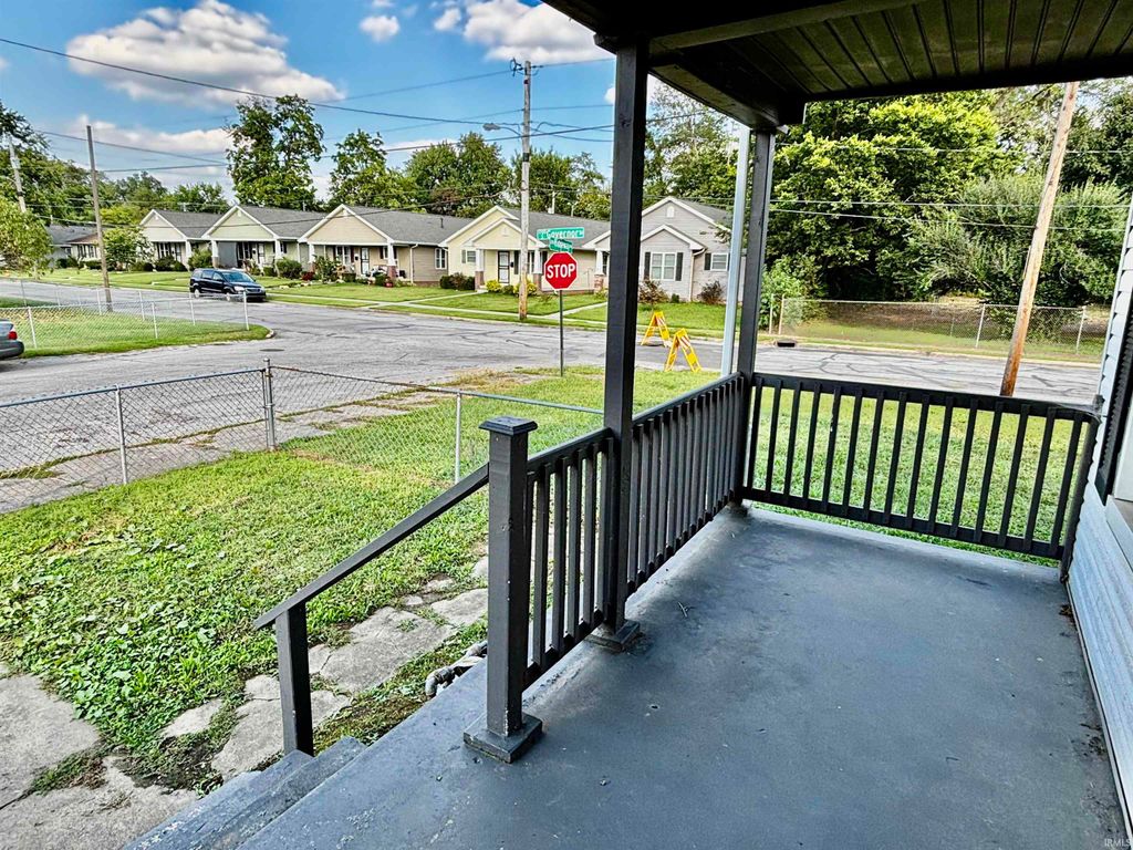 Photo of 327 Ridgeway Avenue, Evansville, IN 47713 (MLS # 202539907)