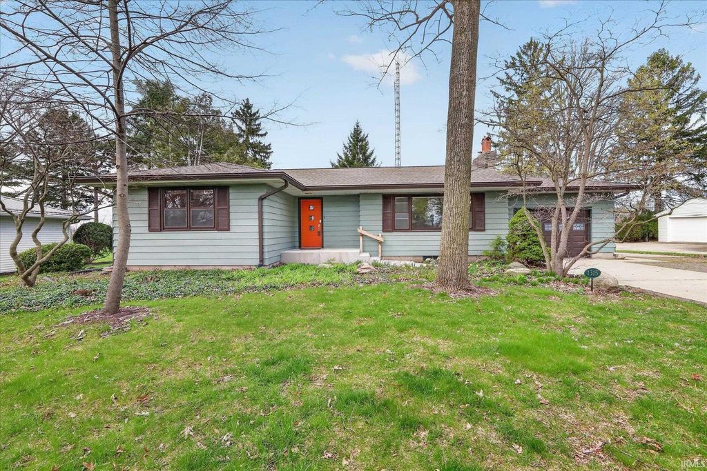 Photo of 1315 E Reynolds St, Goshen, IN 46528 (MLS # 202612207)