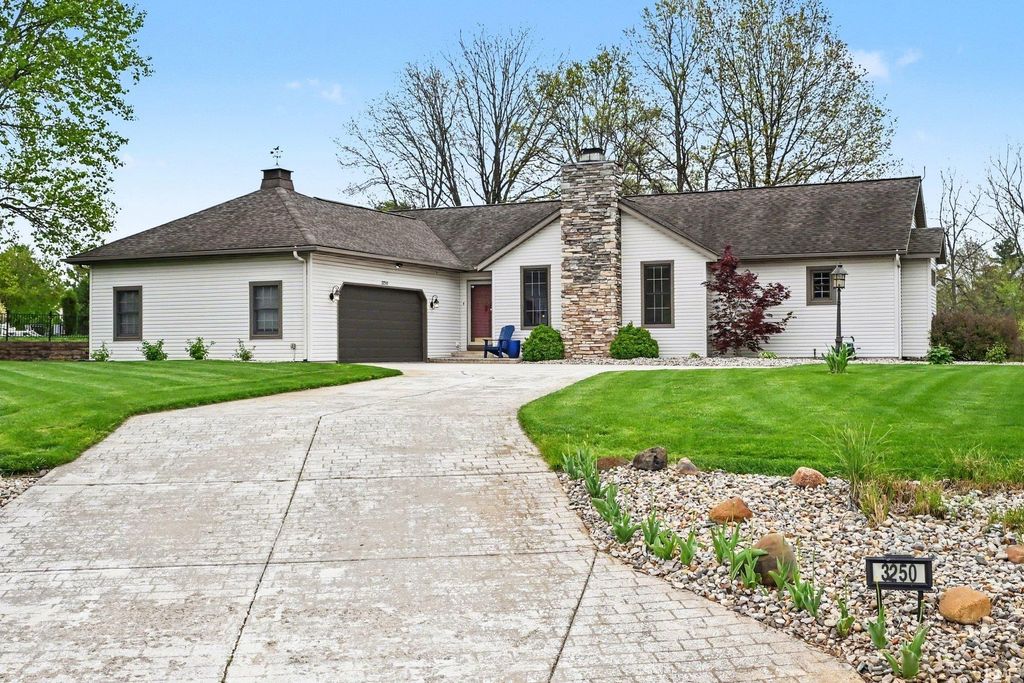 Photo of 3250 N Ashford Court, Warsaw, IN 46582 (MLS # 202615681)