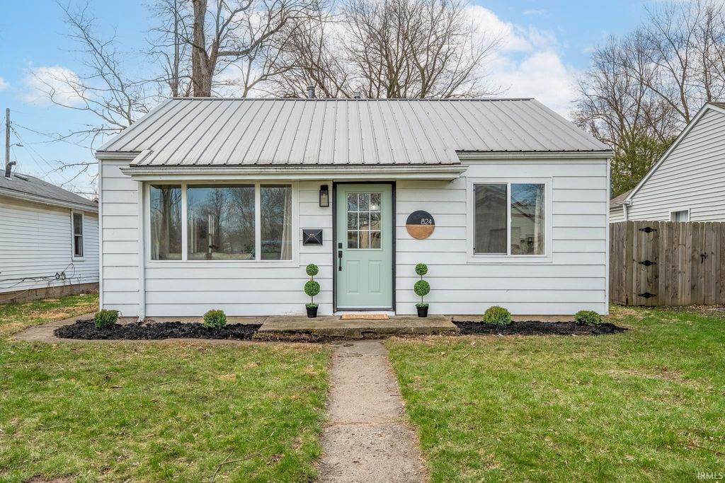 Photo of 824 Anderson Avenue, Fort Wayne, IN 46805 (MLS # 202609428)