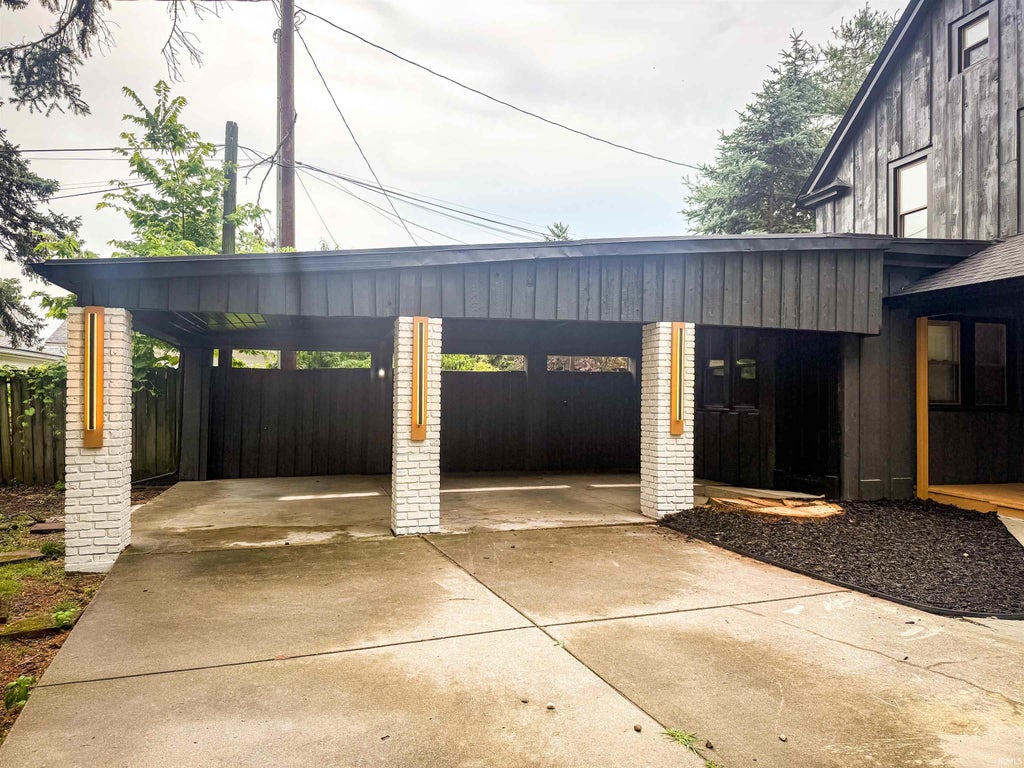 Photo of 2304 Byerly Court, Mishawaka, IN 46544 (MLS # 202626609)