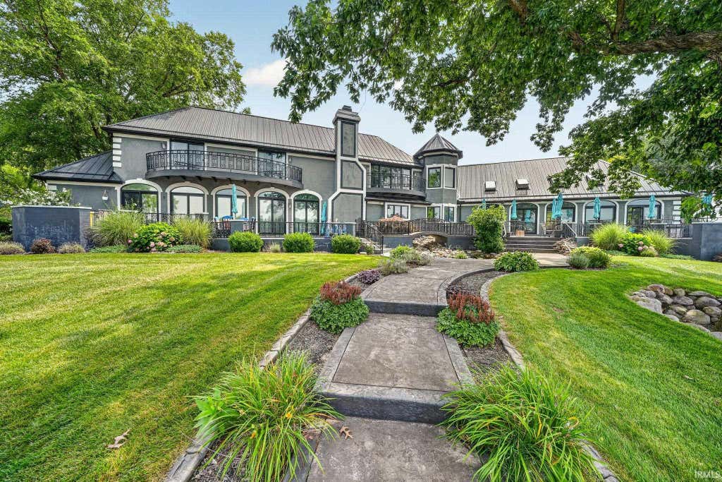 Photo of 2515 Waterbend Drive, Elkhart, IN 46514 (MLS # 202629765)