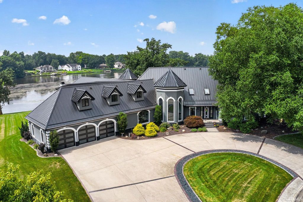 Photo of 2515 Waterbend Drive, Elkhart, IN 46514 (MLS # 202629765)