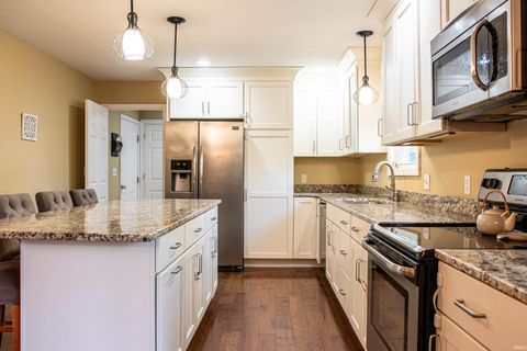 Tiny photo for 905 N Pheasant Court, Vincennes, IN 47591 (MLS # 202545500)