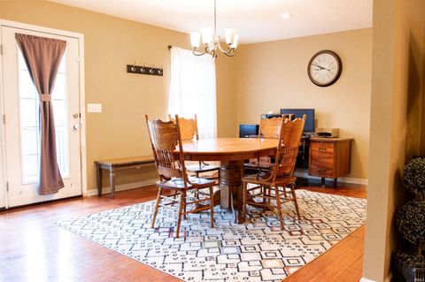 Tiny photo for 905 N Pheasant Court, Vincennes, IN 47591 (MLS # 202545500)