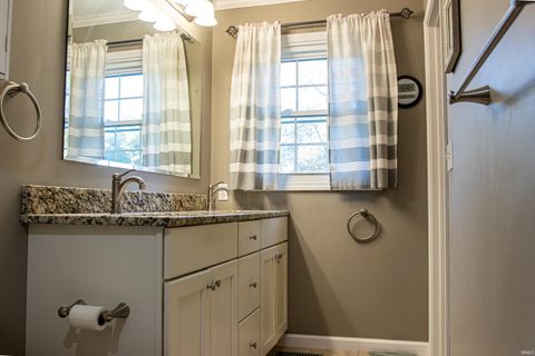 Tiny photo for 905 N Pheasant Court, Vincennes, IN 47591 (MLS # 202545500)