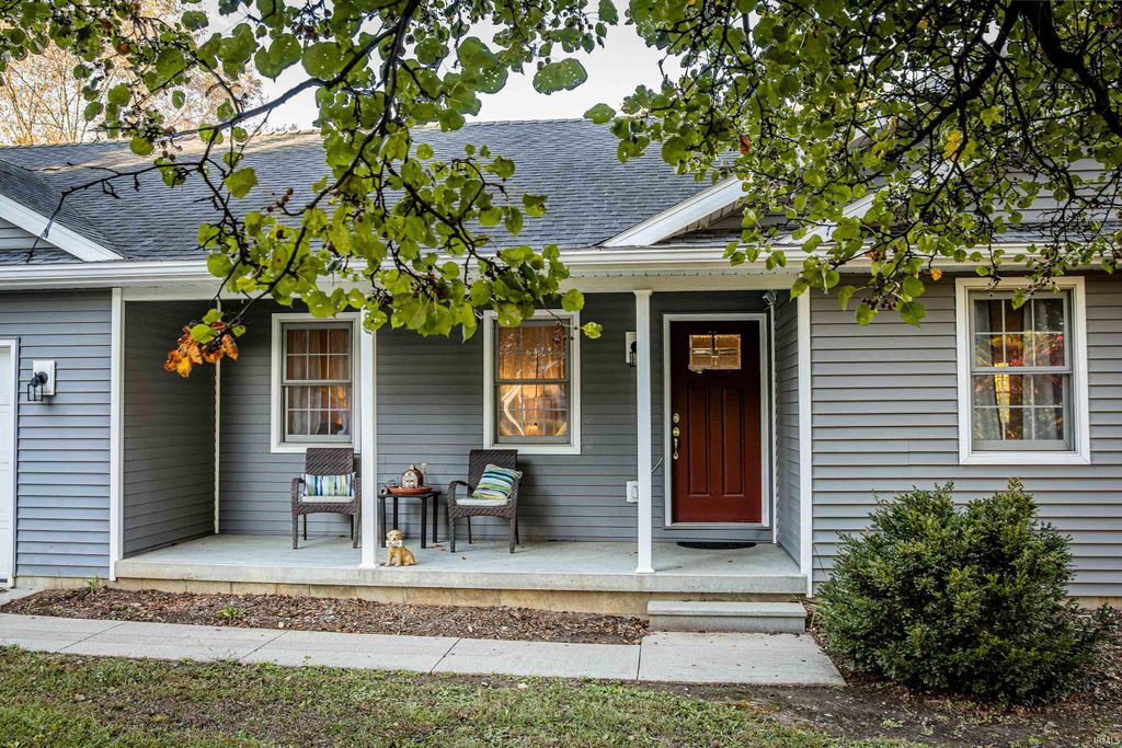 Photo of 905 N Pheasant Court, Vincennes, IN 47591 (MLS # 202545500)