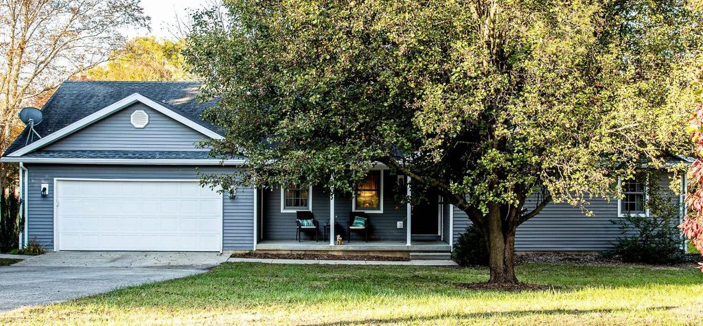 Photo of 905 N Pheasant Court, Vincennes, IN 47591 (MLS # 202545500)