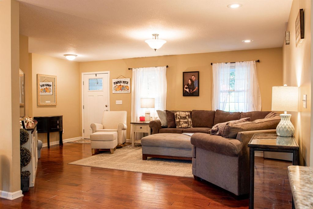 Photo of 905 N Pheasant Court, Vincennes, IN 47591 (MLS # 202545500)