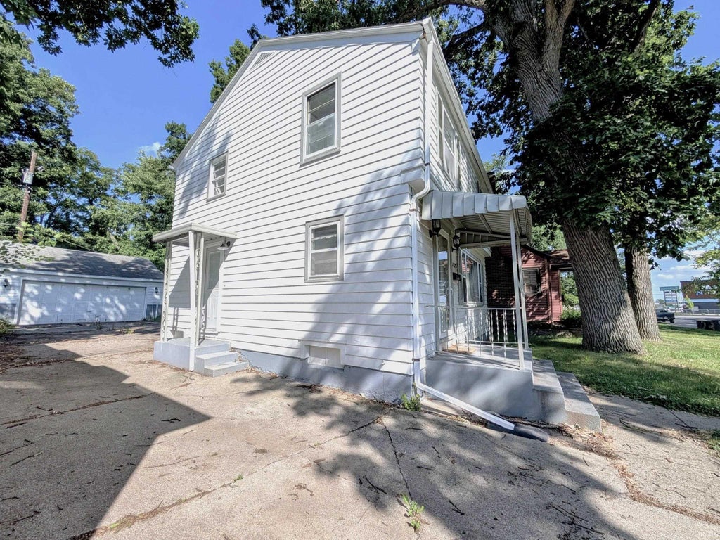 Photo of 4823 Calumet Avenue, Fort Wayne, IN 46806 (MLS # 202627182)