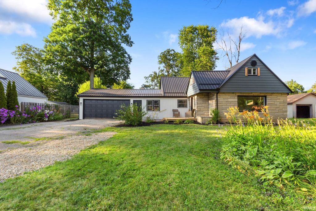 Photo of 1705 W Clinton Street, Goshen, IN 46526 (MLS # 202629852)