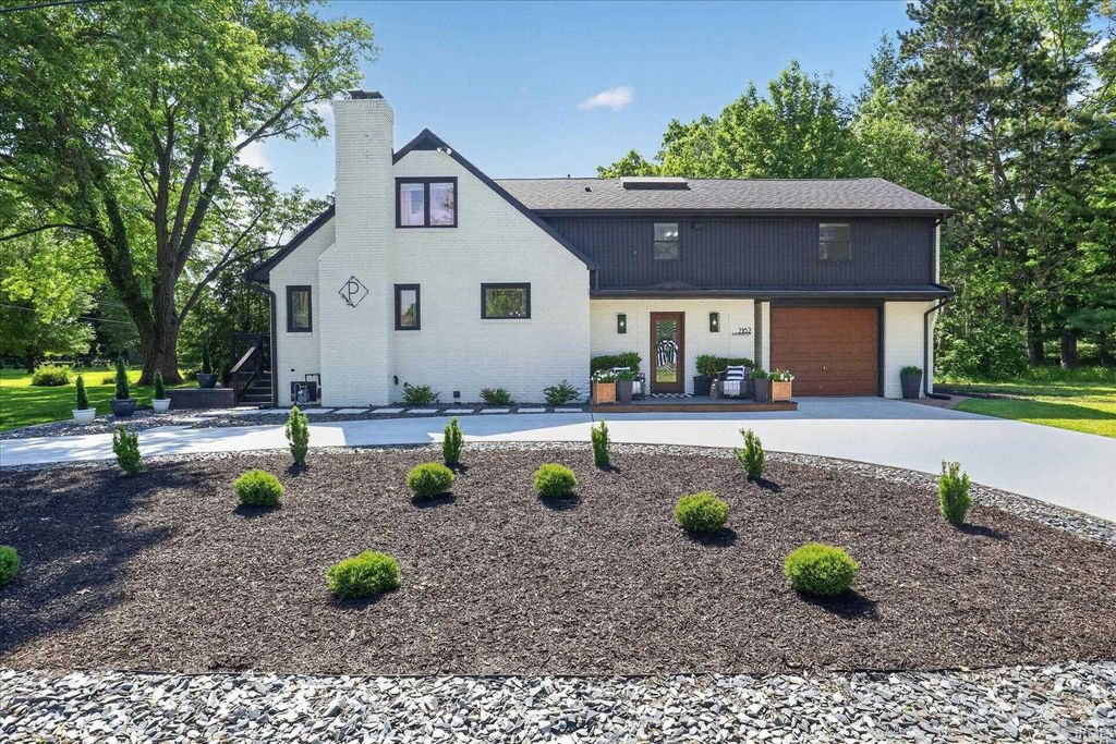 Photo of 2162 E Jefferson Boulevard, Mishawaka, IN 46545 (MLS # 202620696)