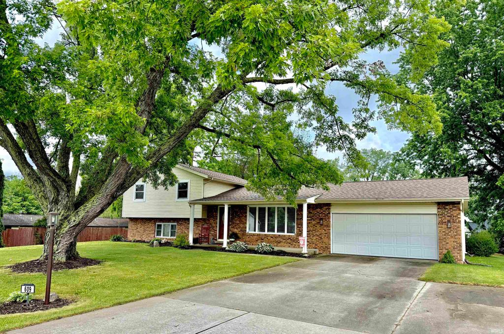 Photo of 609 Westlake Drive, Middlebury, IN 46540 (MLS # 202622453)