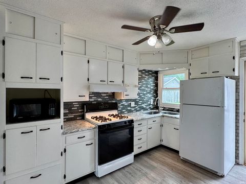 Tiny photo for 1005 E Fischer Street, Kokomo, IN 46901 (MLS # 202618193)