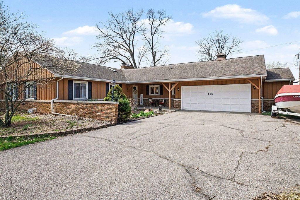 Photo of 415 Aspin Drive, Elkhart, IN 46514 (MLS # 202612997)