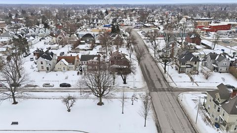 Tiny photo for 204 E Suttenfield Street, Fort Wayne, IN 46803 (MLS # 202603857)