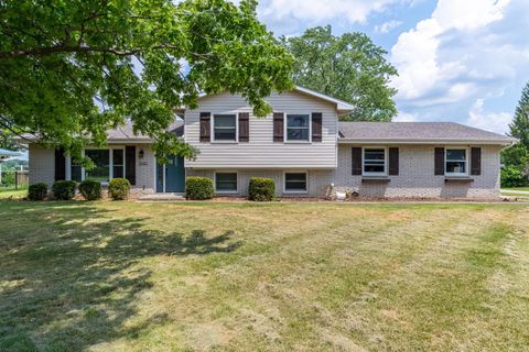 Photo of 15707 Bluffton Road, Fort Wayne, IN 46819 (MLS # 202627870)