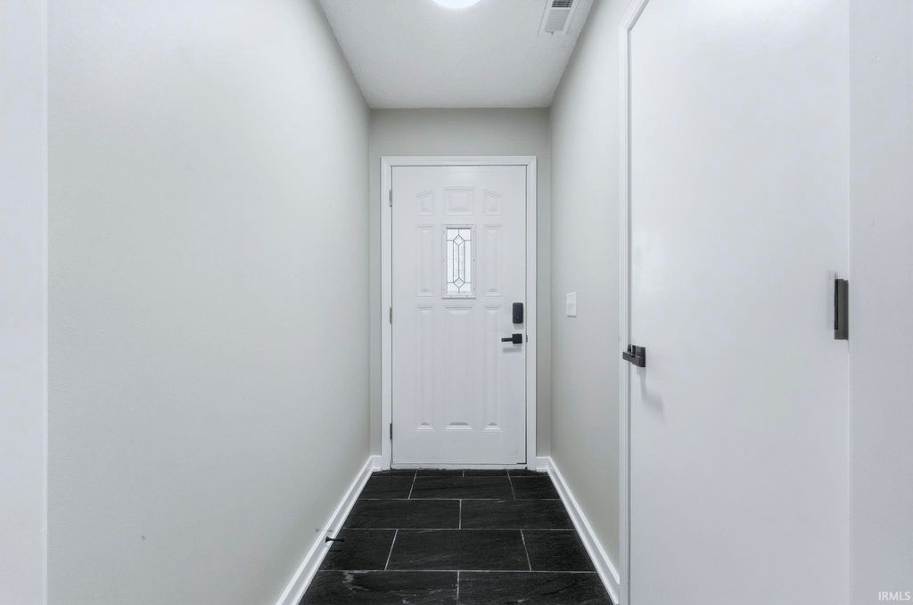 Photo of 2415 Knollwood Court, Fort Wayne, IN 46815 (MLS # 202546267)