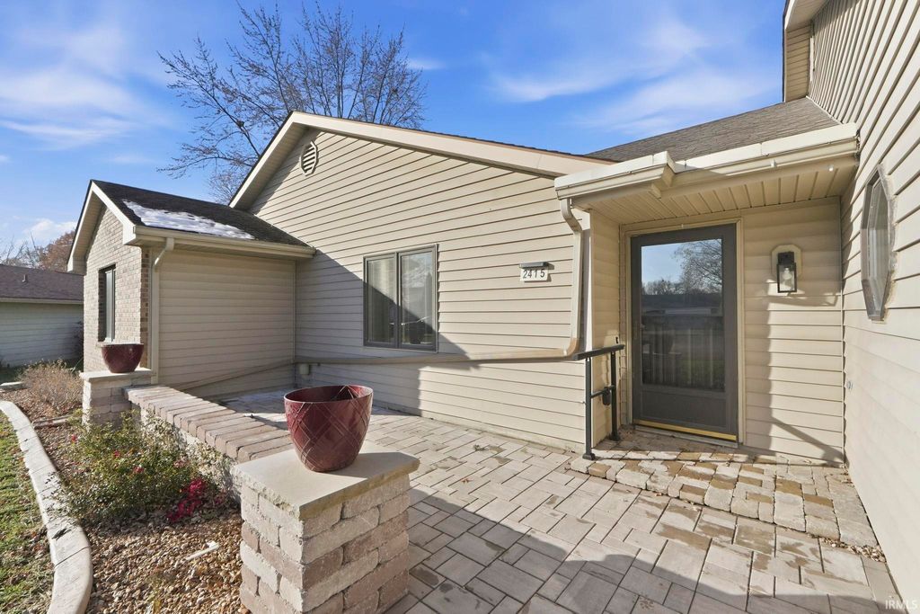 Photo of 2415 Knollwood Court, Fort Wayne, IN 46815 (MLS # 202546267)