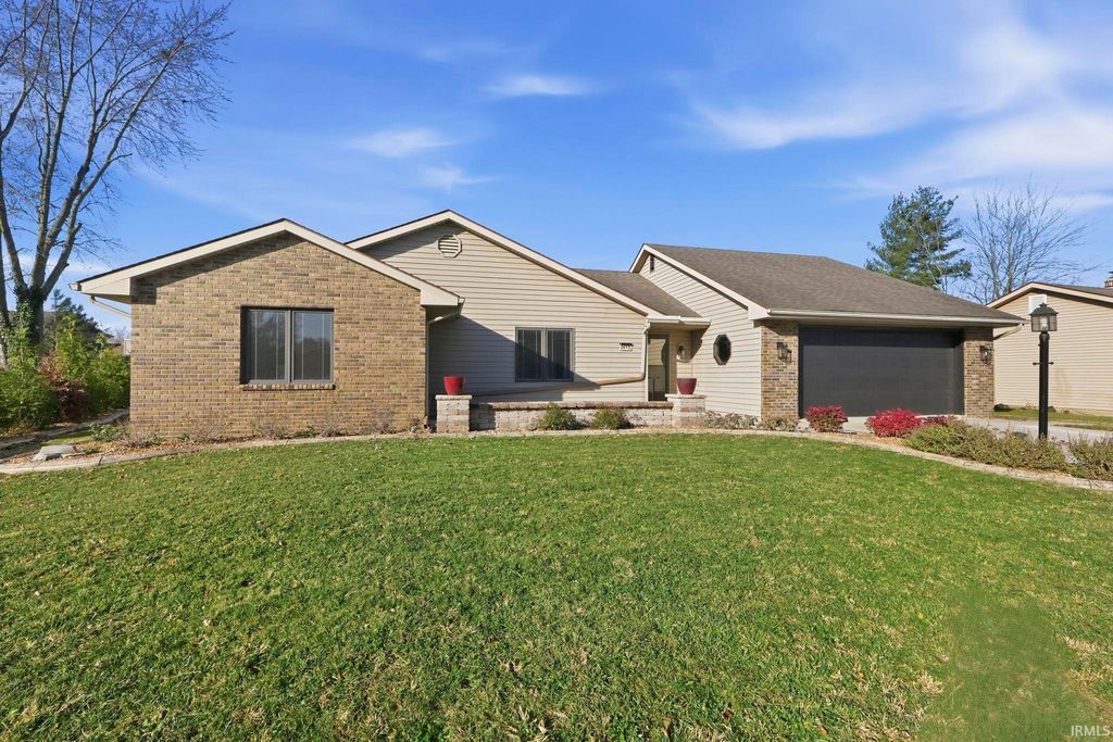 Photo of 2415 Knollwood Court, Fort Wayne, IN 46815 (MLS # 202546267)