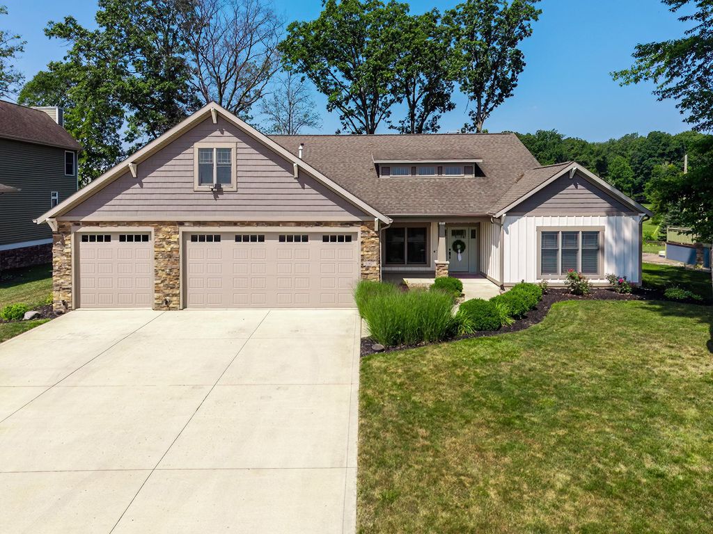 Photo of 11427 Red Fern Place, Fort Wayne, IN 46845 (MLS # 202539004)