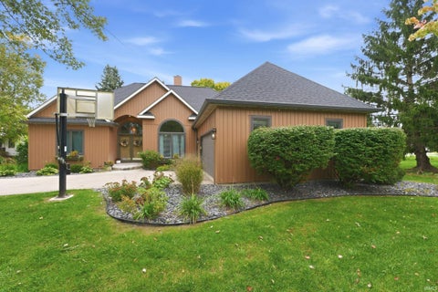 Photo of 1916 S Woodfield Trail, Warsaw, IN 46580 (MLS # 202642777)