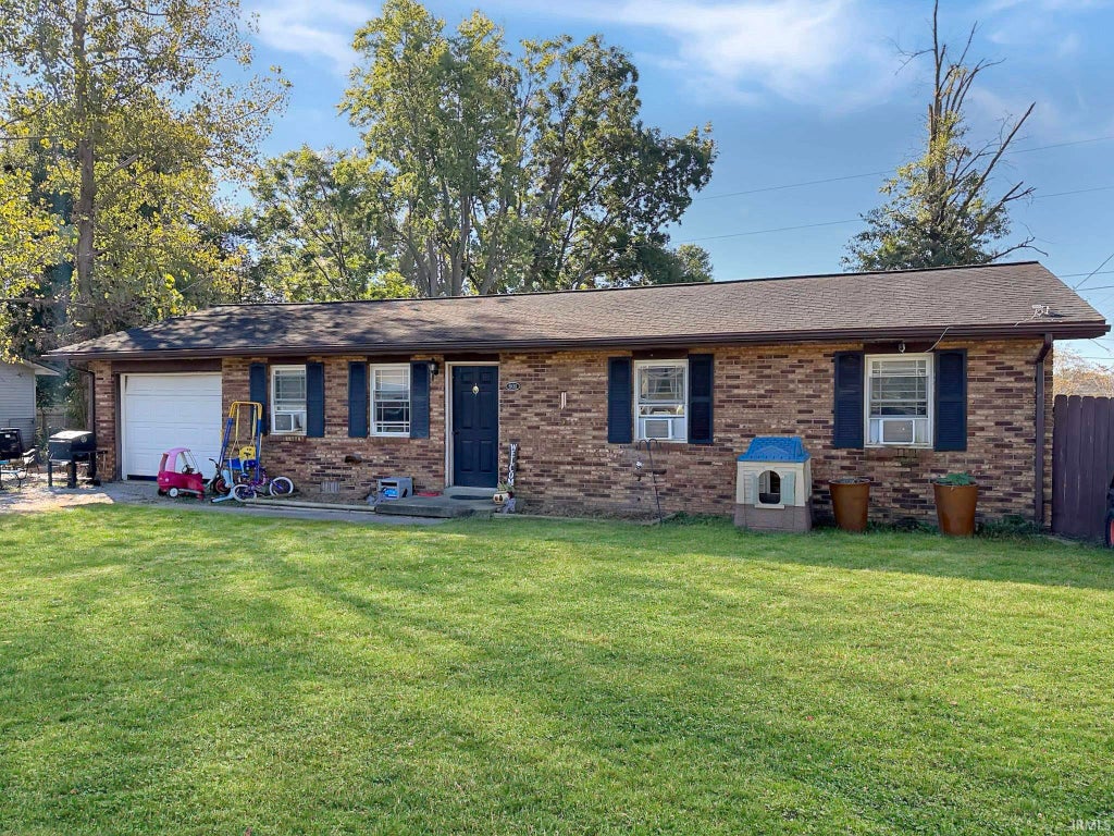 Photo of 801 9th Street, Grandview, IN 47615 (MLS # 202640743)