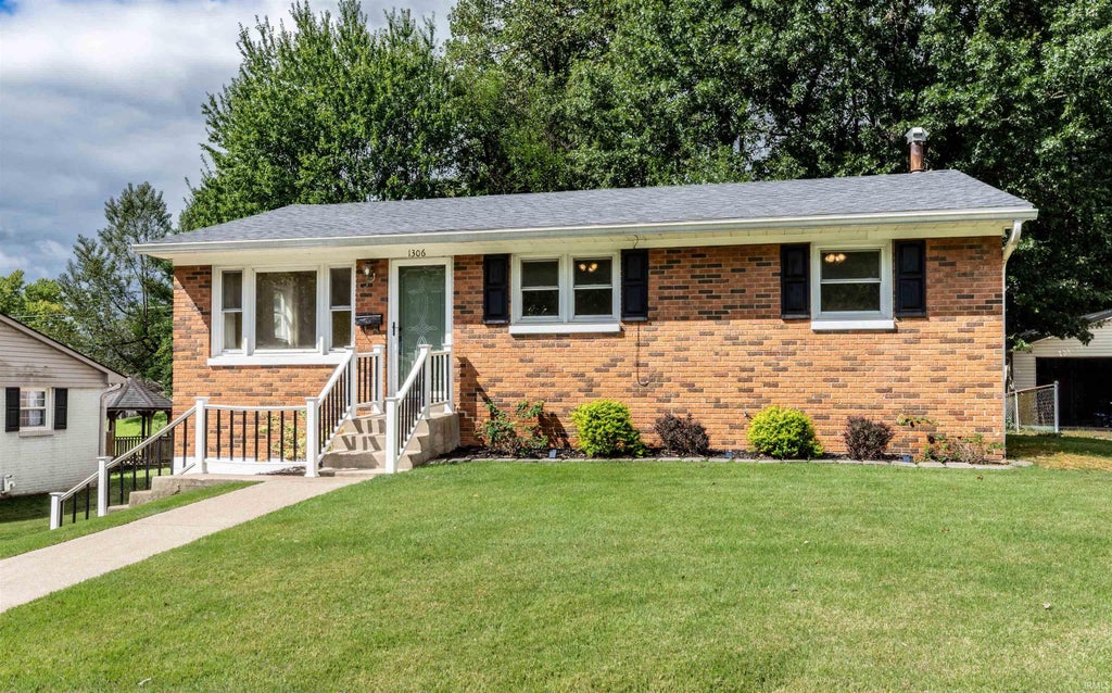 Photo of 1306 Terrace Avenue, Evansville, IN 47712 (MLS # 202639493)