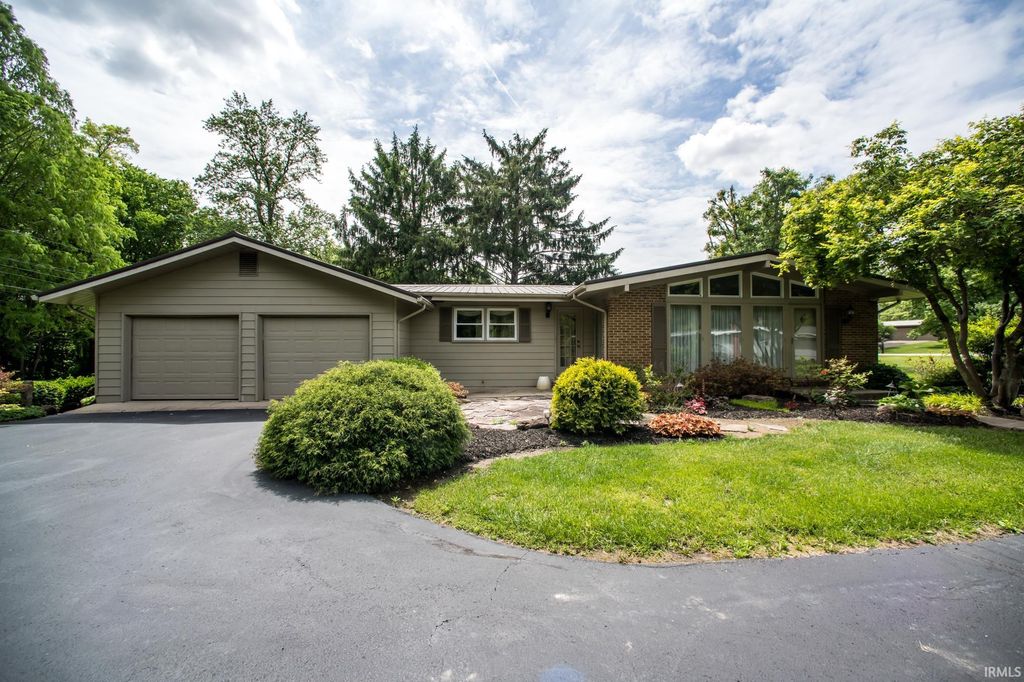 Photo of 2267 E Navaho Drive, Vincennes, IN 47591 (MLS # 202617381)