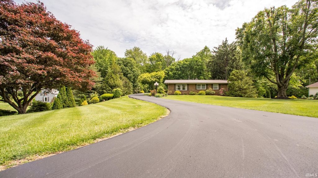 Photo of 2267 E Navaho Drive, Vincennes, IN 47591 (MLS # 202617381)