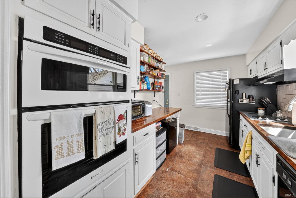 Photo of 3320 Oakcrest Drive, South Bend, IN 46615 (MLS # 202622684)