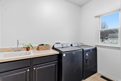 Tiny photo for 1050 Long Branch Court, Gas City, IN 46933 (MLS # 202607862)