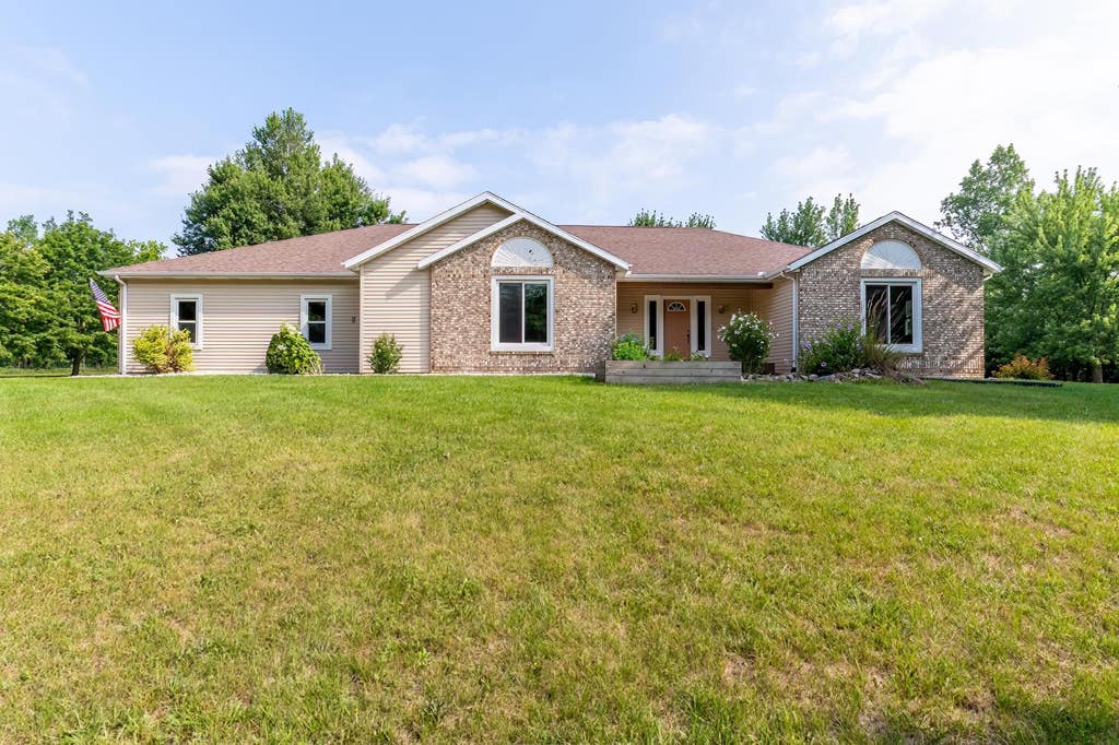 Photo of 2042 N 500 W, Angola, IN 46703 (MLS # 202632375)