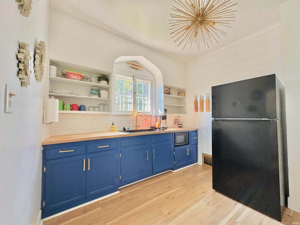 Photo of 1913 Monroe Avenue, Evansville, IN 47714 (MLS # 202537804)