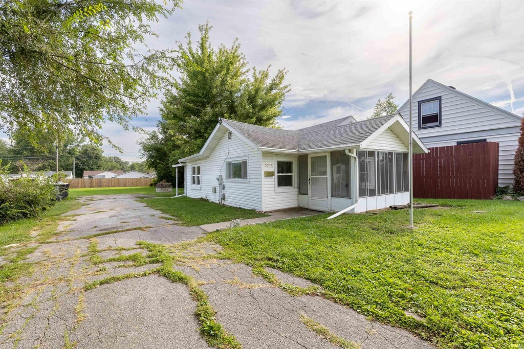 Photo of 2215 Rehm Drive, Fort Wayne, IN 46819 (MLS # 202637822)