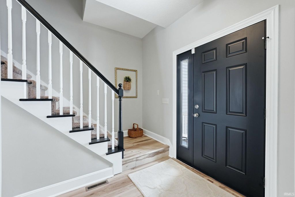 Photo of 2142 Laurelwood Drive, Warsaw, IN 46580 (MLS # 202609125)