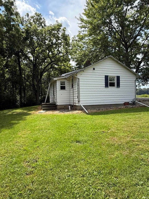Tiny photo for 11256 N 450 E, Syracuse, IN 46567 (MLS # 202637056)