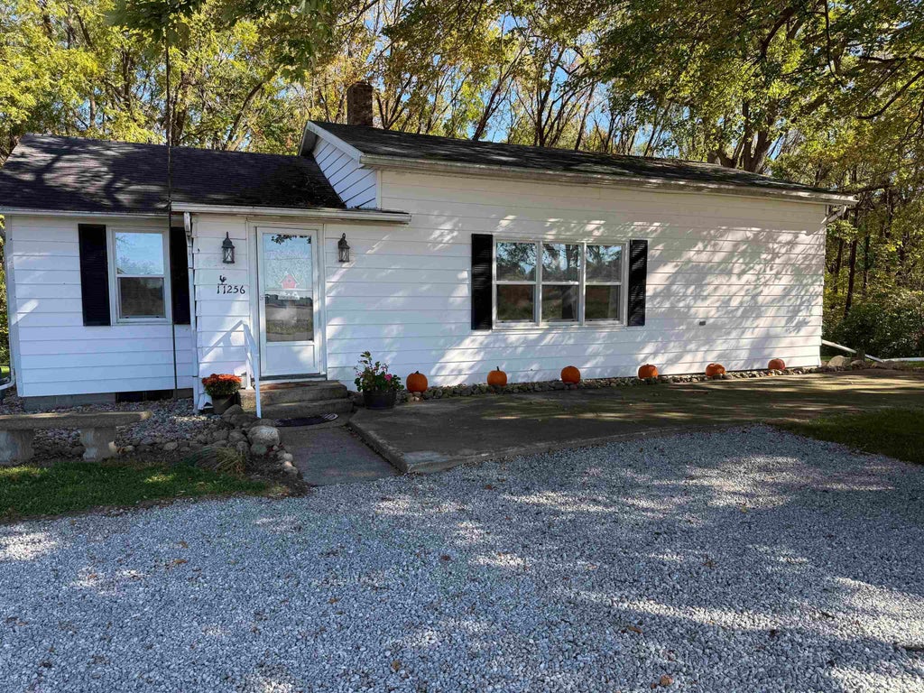 Photo of 11256 N 450 E, Syracuse, IN 46567 (MLS # 202637056)